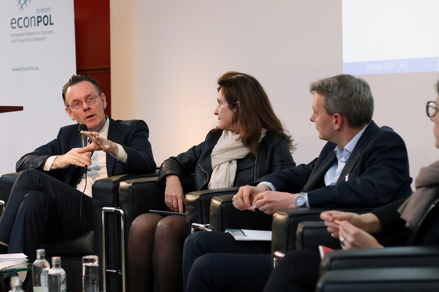 Harald Benink discusses convergence and divergence in the eurozone during a panel session