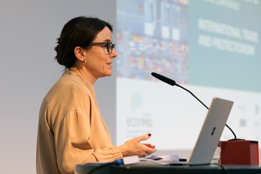 Maria Martin Prat gives the keynote speech