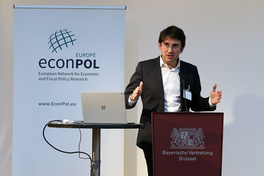 Thomas Grjebine discusses financial booms and productivity dynamics